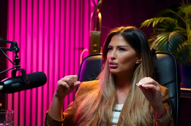 ANA RADULOVIĆ UHVAĆENA S NEPOZNATIM MUŠKARCEM! Dočekao voditeljku van grada i odmah uradio ovo: Pravi džentlmen (FOTO)
