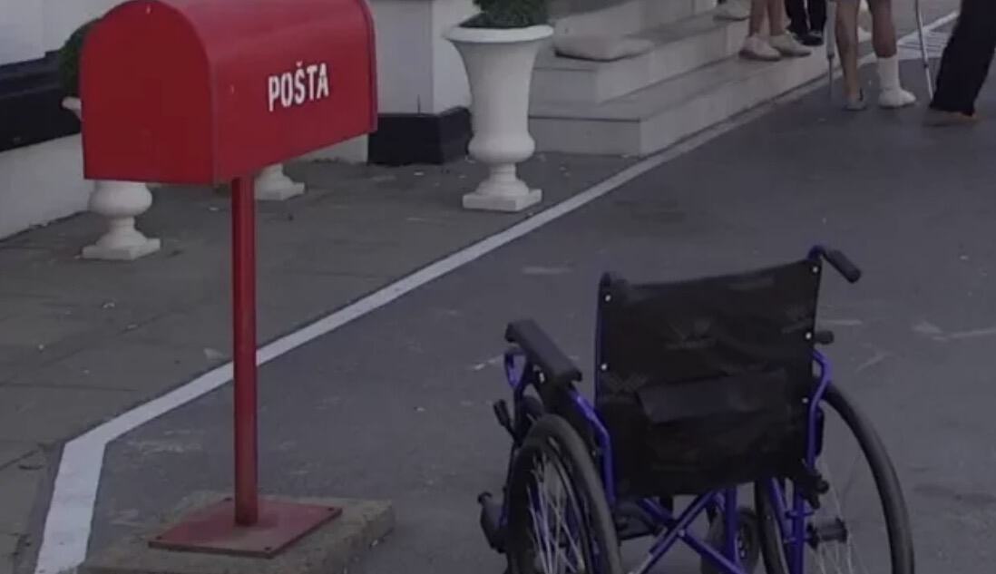 STIGLA INVALIDSKA KOLICA ZA FILIPA CARA: Nakon loma noge ne može da se kreće bez pomoći:  Veliki šef hitno reagovao (FOTO)