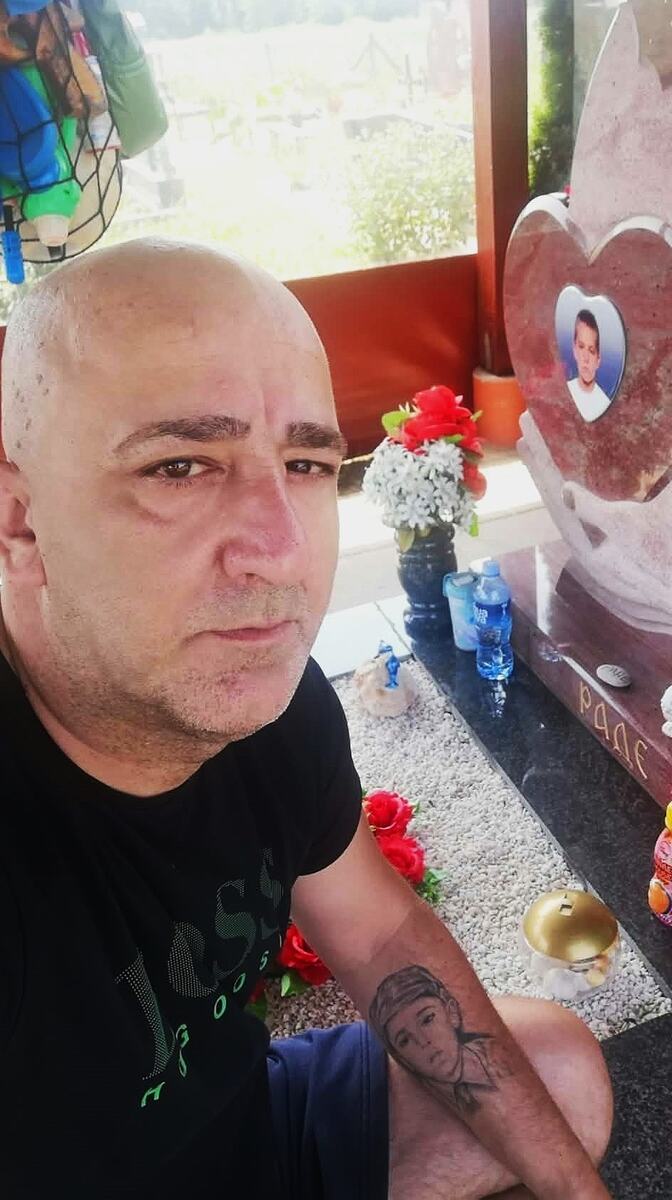 Milan Nikodinović na grobu sina Radenka