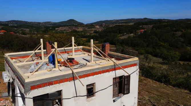 MARKO MILJKOVIĆ POKAZAO KAKO IZGLEDA KUĆA NA SELU KOJU GRADI SA LUNOM! Rijaliti zvezde će imati pravi mali raj u prirodi