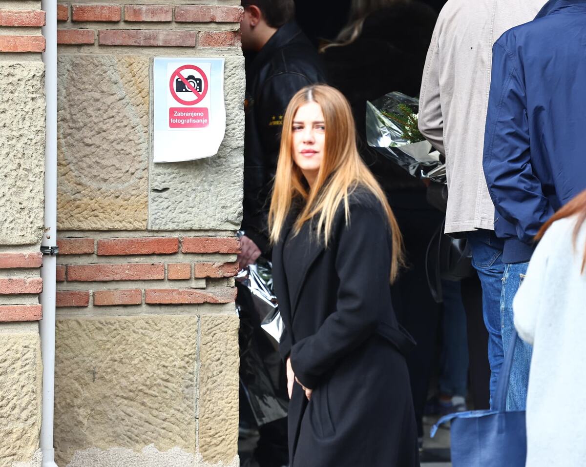 ( FOTO) KIJA KOCKAR NA KREMACIJI VLADIMIRA VULETIĆA: Bleda i ispijena došla da se poslednji put oprosti od profesora