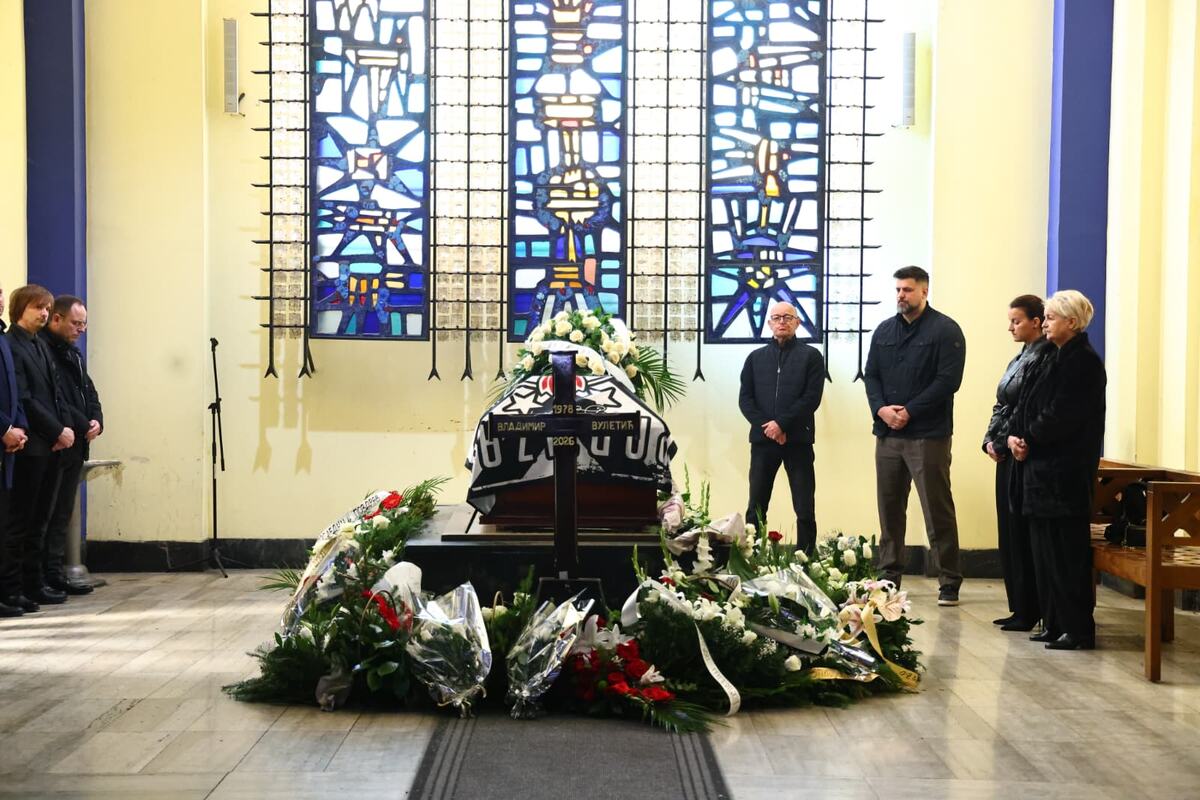 ( FOTO) KIJA KOCKAR NA KREMACIJI VLADIMIRA VULETIĆA: Bleda i ispijena došla da se poslednji put oprosti od profesora