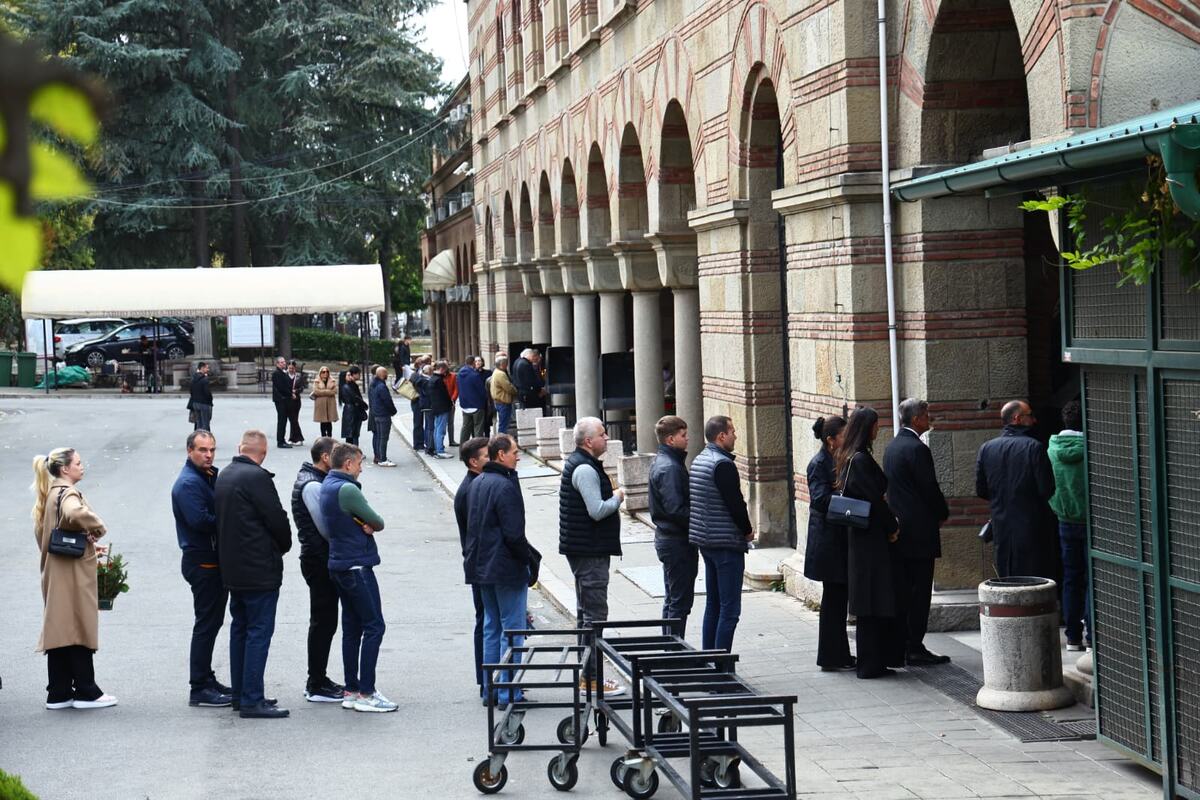 ( FOTO) KIJA KOCKAR NA KREMACIJI VLADIMIRA VULETIĆA: Bleda i ispijena došla da se poslednji put oprosti od profesora