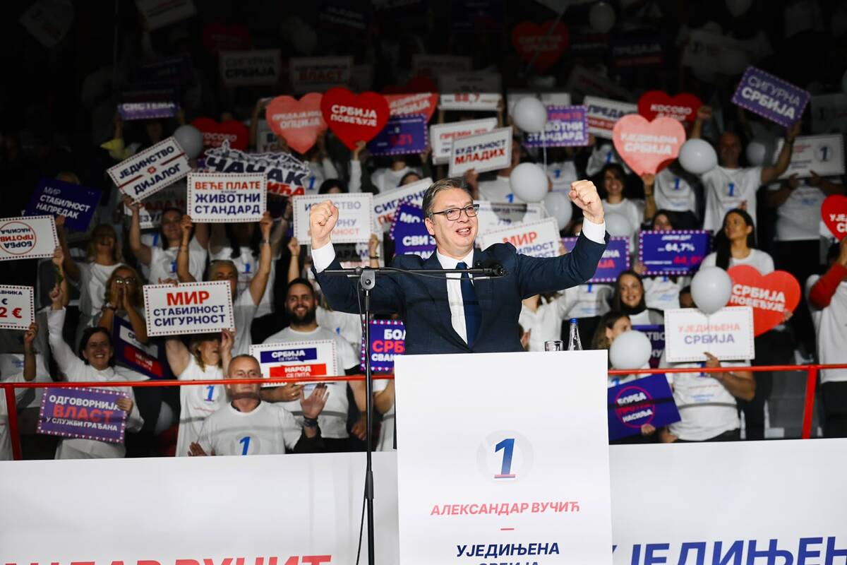 Aleksandar Vučić 

Ujedinjena Srbija Čačak SNS skup hala borac