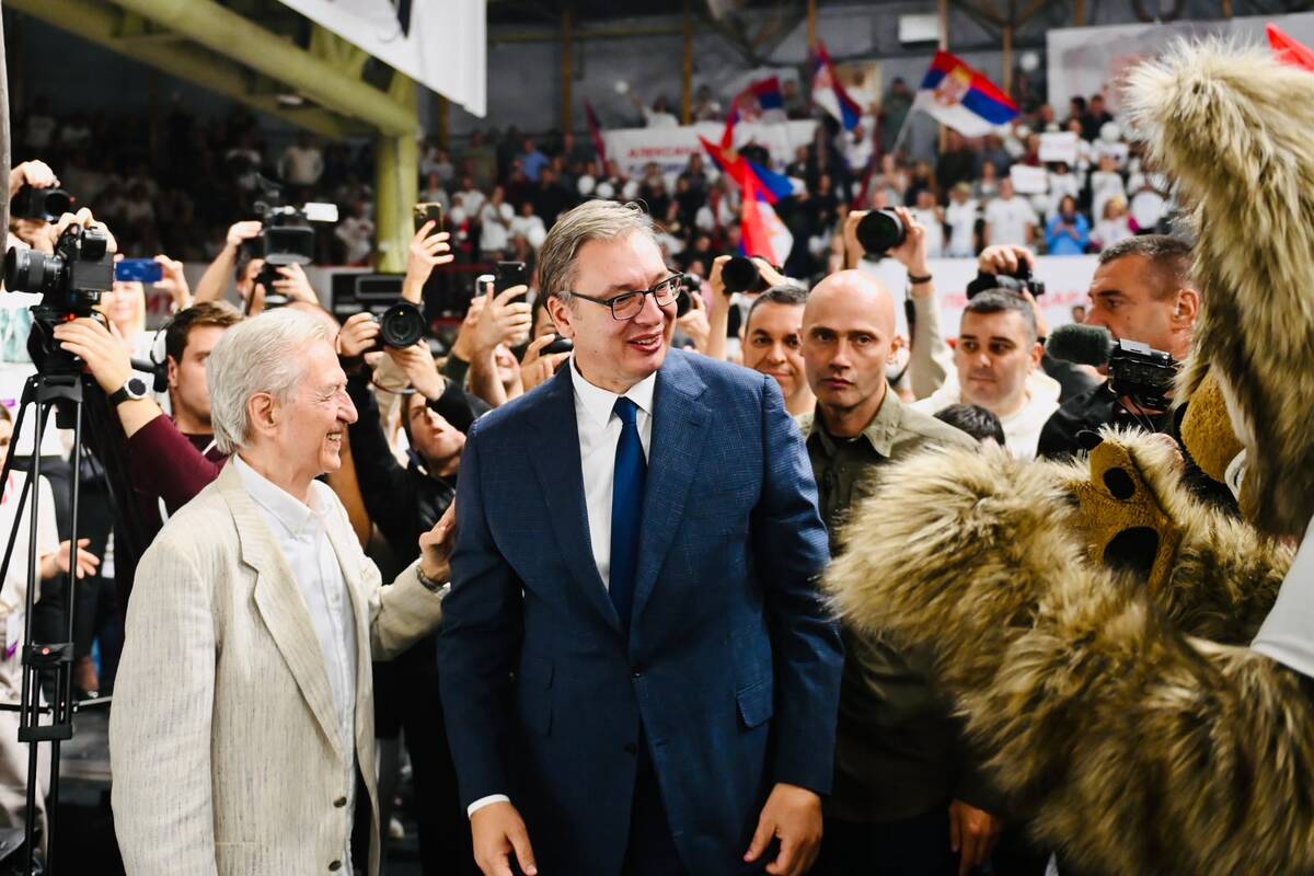 Aleksandar Vučić 

Ujedinjena Srbija Čačak SNS skup hala borac
