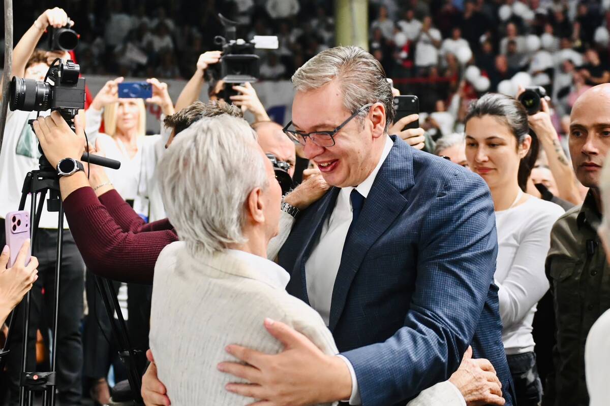 Aleksandar Vučić 

Ujedinjena Srbija Čačak SNS skup hala borac