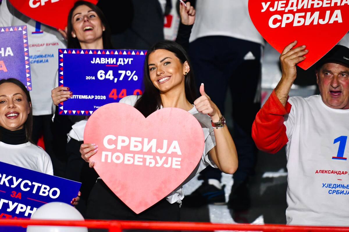 Aleksandar Vučić 

Ujedinjena Srbija Čačak SNS skup hala borac