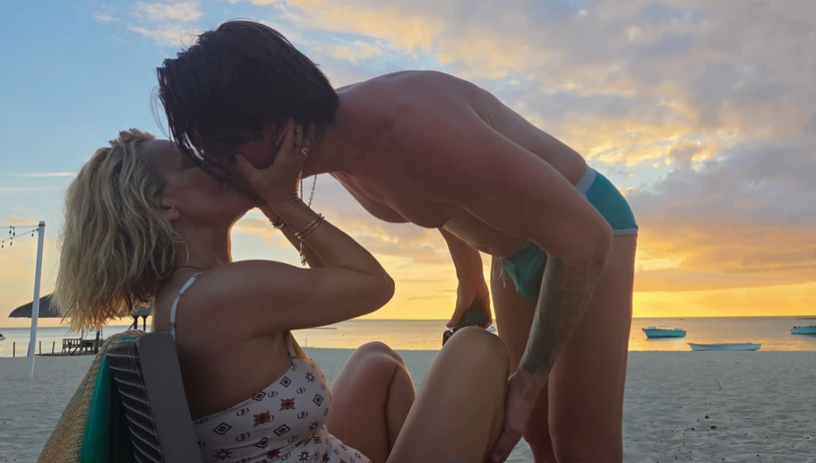 Goca Tržan i Raša Novaković na plaži u strastvenom zanosu