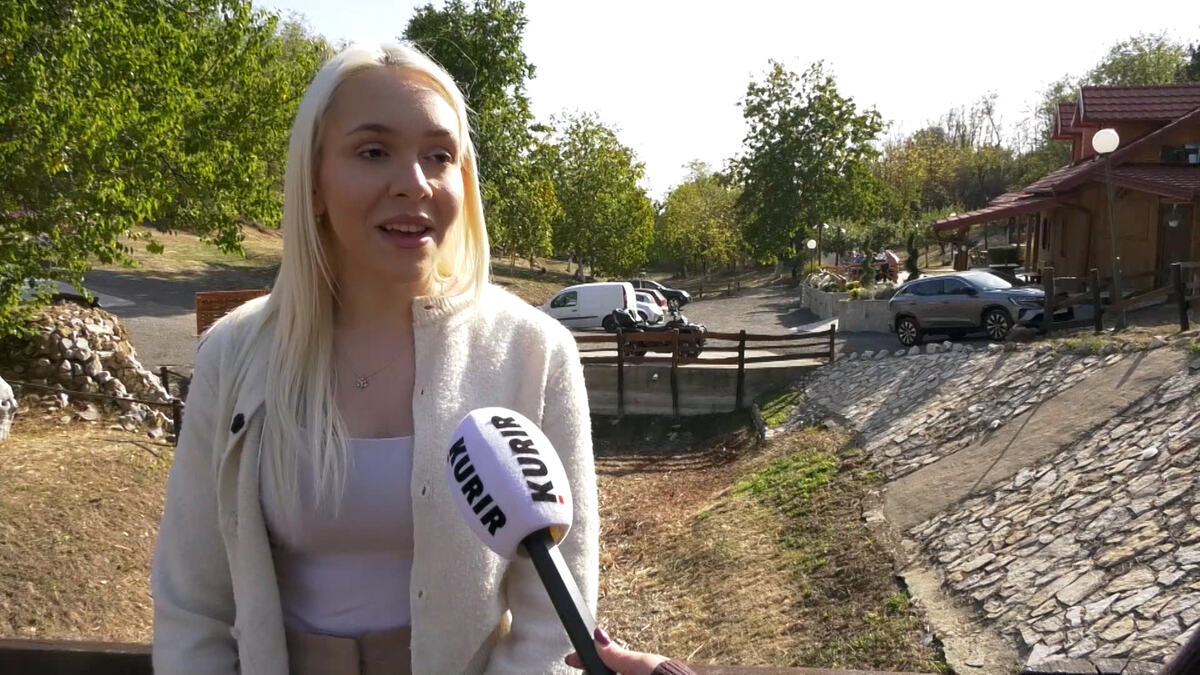 Milica Duduković iz Male Remete daje izjavu za Kurir televiziju