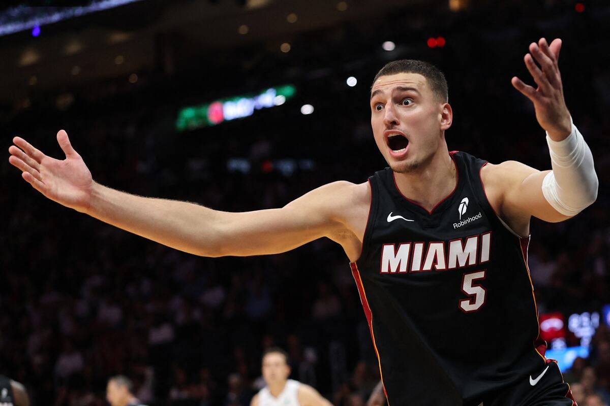 Nikola Jović na meču Majami Hit - Detroit Pistons