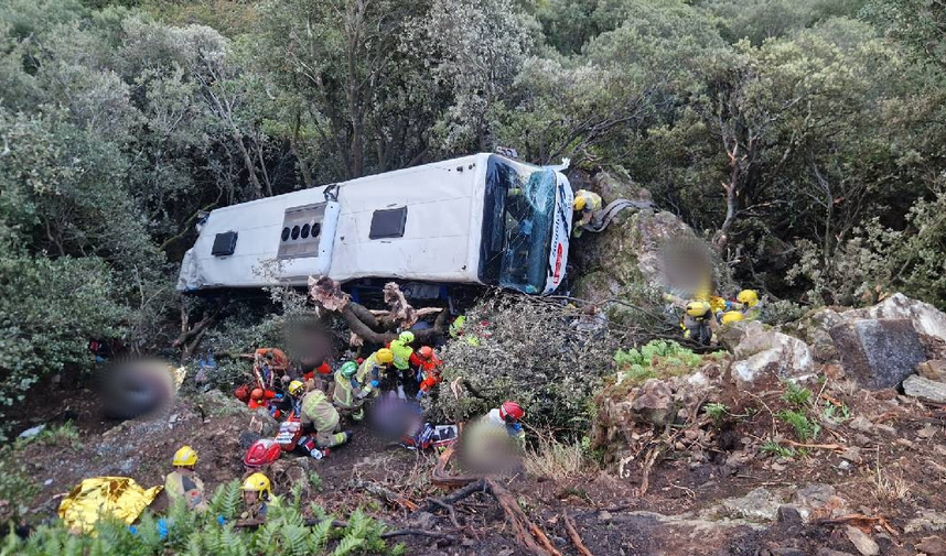 Autobus se survao niz liticu u regionu Barselone u Španiji