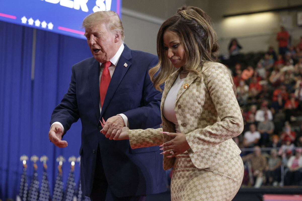 Donald Tramp i Niki Minaž u zlatnom odelu na predizbornom skupu u Mičigenu