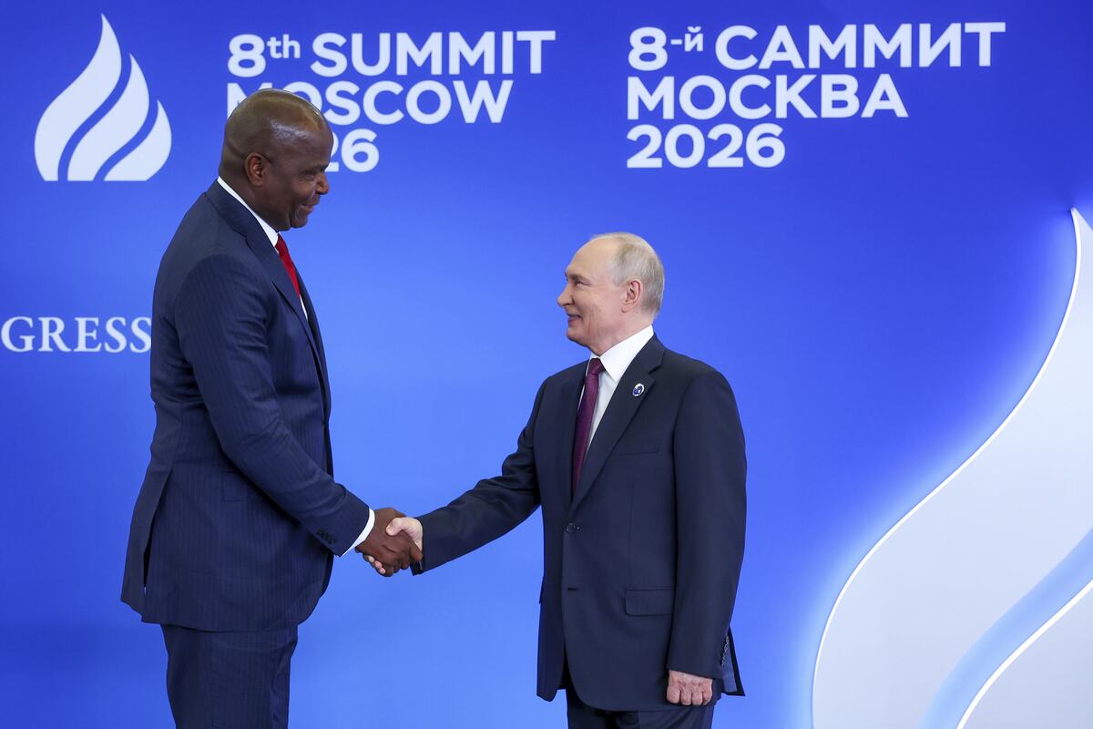 Ruski predsednik Vladimir Putin i predsednik Mozambika Danijel Čapo tokom rukovanja na samitu u Moskvi
