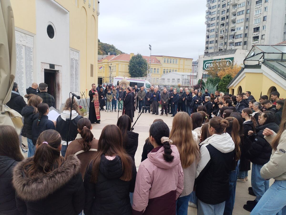 Srpska zastava u Parizu.jpg
