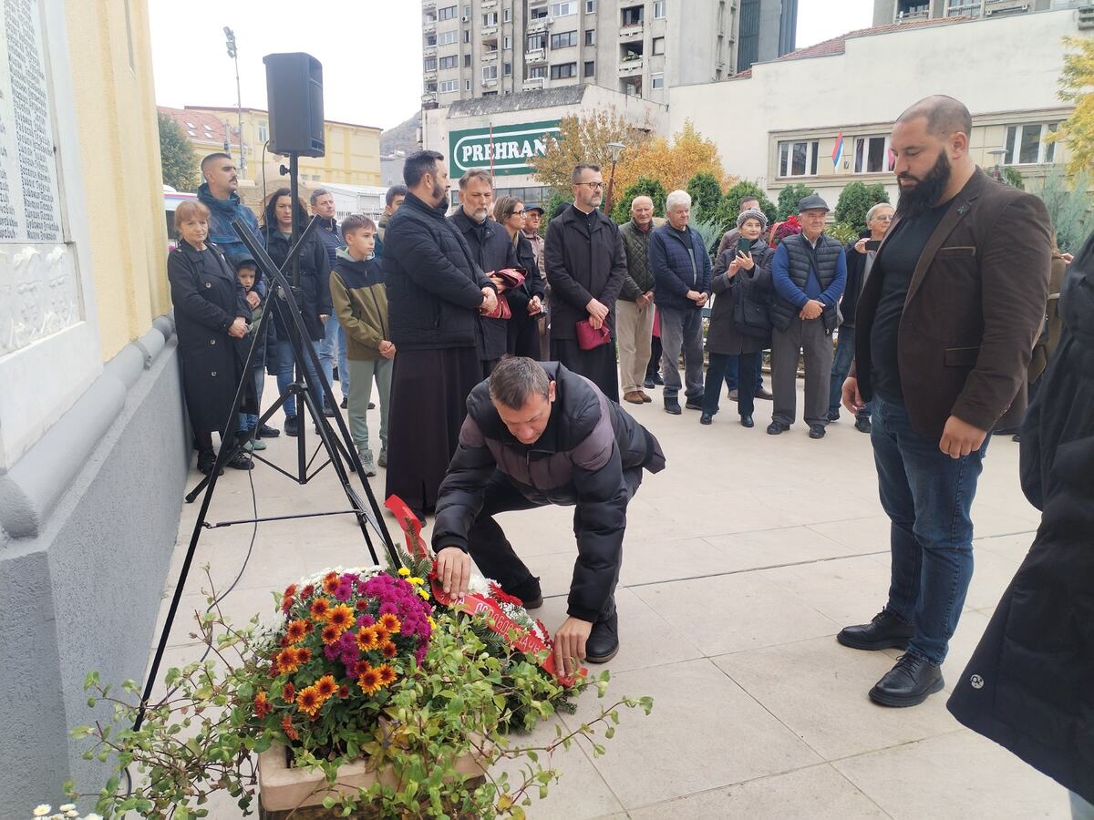 Srpska zastava u Parizu.jpg