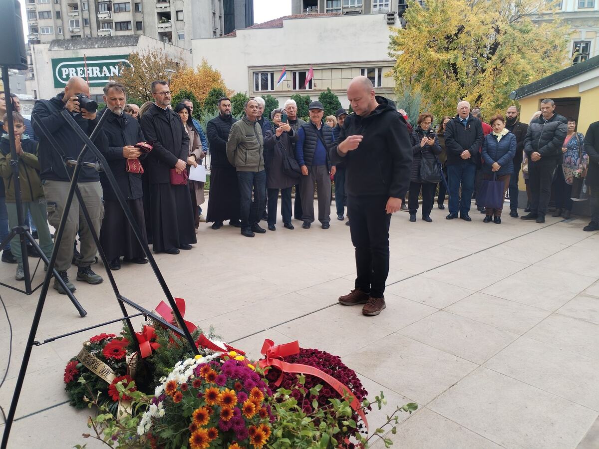 Srpska zastava u Parizu.jpg