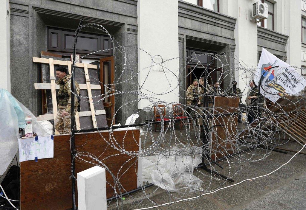 ukrajina-barikade-regionalna-vlada-lugansk-reuters.jpg