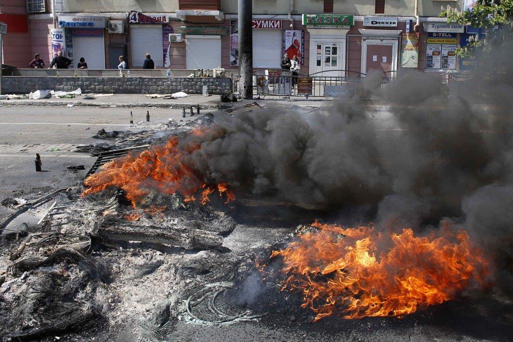 ukrajina-gore-barikade-marijupolj-reuters.jpg