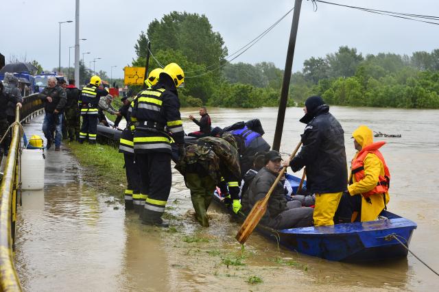 evakuacija-obrenovac-tanjug.jpg