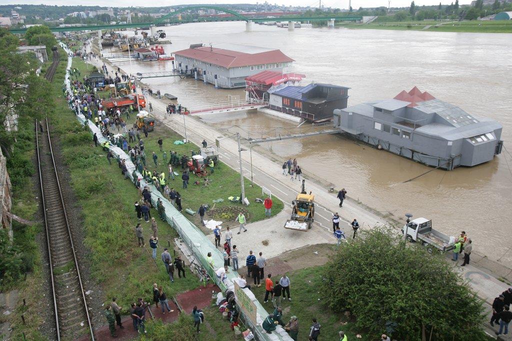 poplava-odbrana-poplave-spasavanje-nasip-dzakovi.jpg