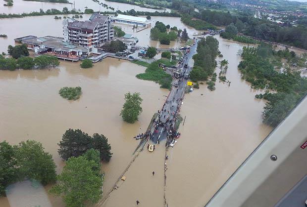 poplava-poplave-obrenovac-reka-voda-nasip-foto.jpg