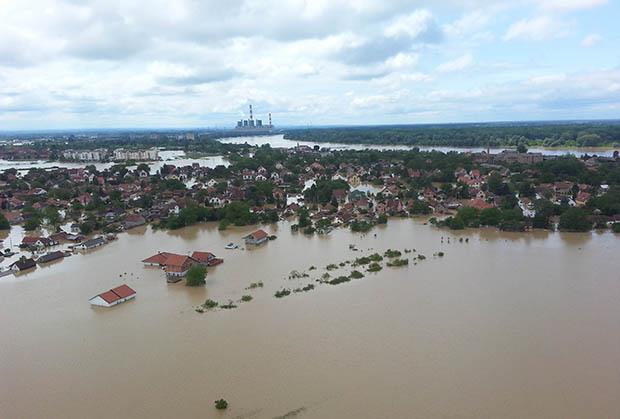 poplava-poplave-obrenovac-reka-voda-nasip-foto.jpg
