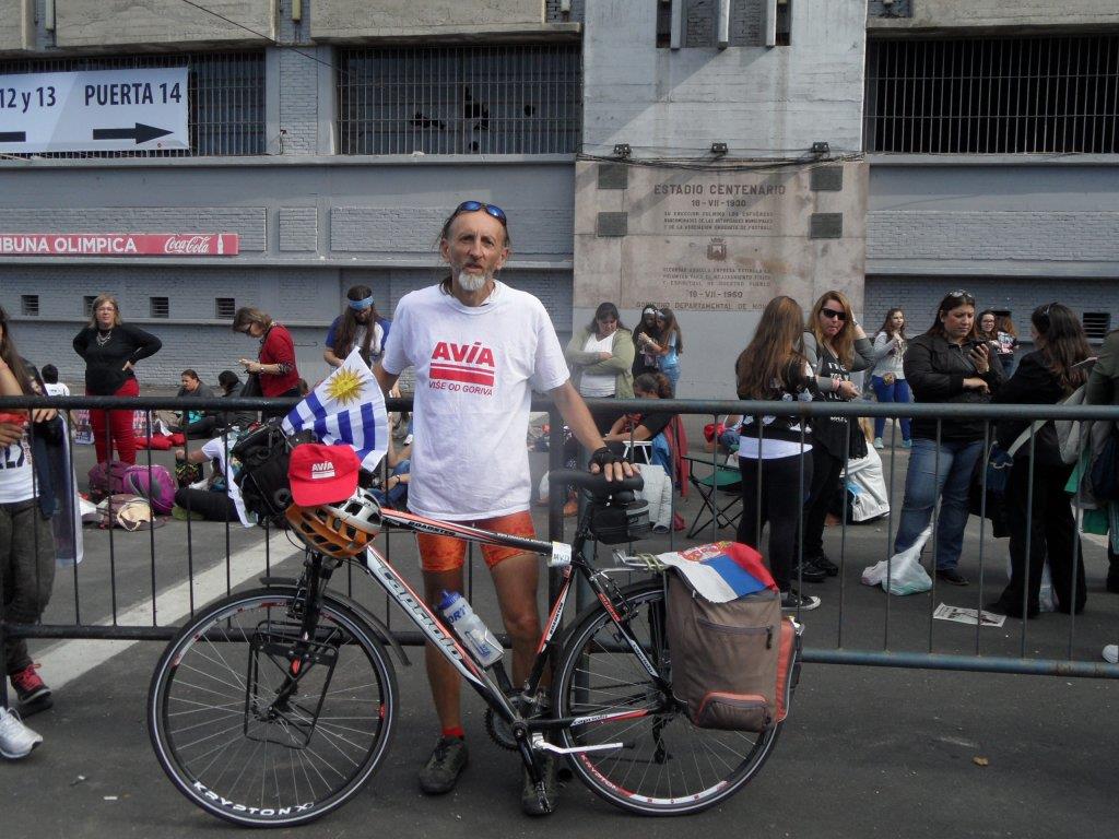 zoran-zivlak-ispred-cuvenog-stadiona-u-montevideu.jpg