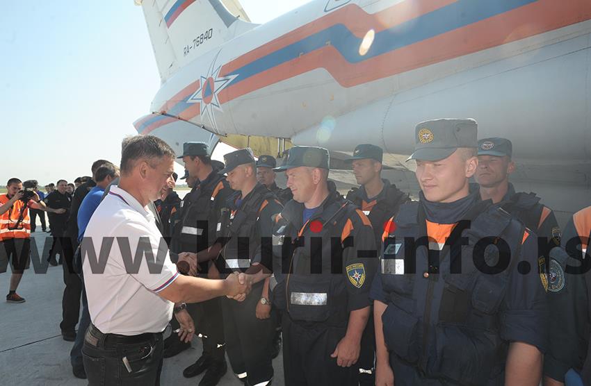 ruski-spasioci-ispracaj-aerodrom-poplava.jpg