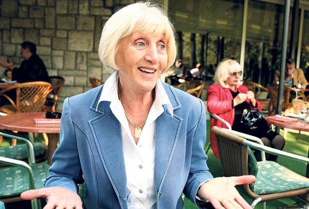 Milka Canić u kafiću u plavom sakou