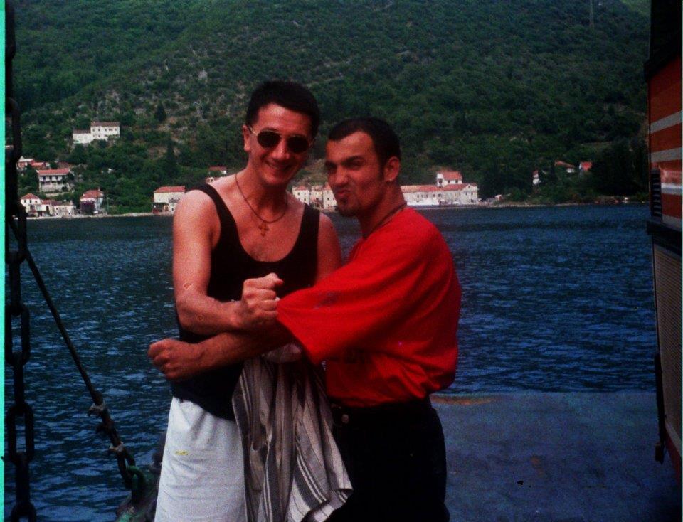 "BIO SAM IZA BRAVE, ALI JE RIJALITI GORI" Popularni pevač i deo porodice Đogani otkrio tajne familije: Sve radim sam, sloboda nema cenu!