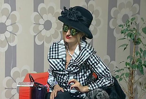 Isidora Bjelica sa crnim šeširom