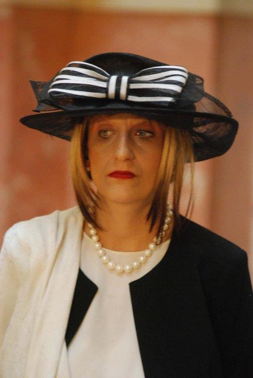 Isidora Bjelica sa crnim šeširom