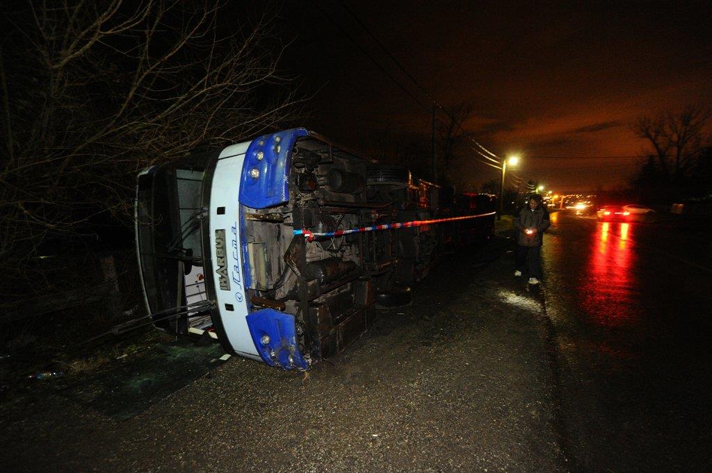 prevrnuo-se-autobus-laste-kod-umke.jpg