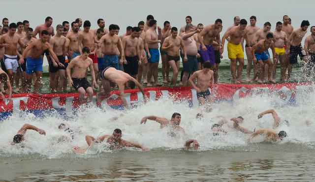 bogojavljanje-ada-ciganlija-casni-krst-plivanje.jpg