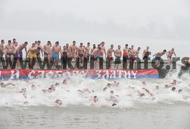 bogojavljenje-bojan-raskoviczemun-plivanje-za-casni.jpg