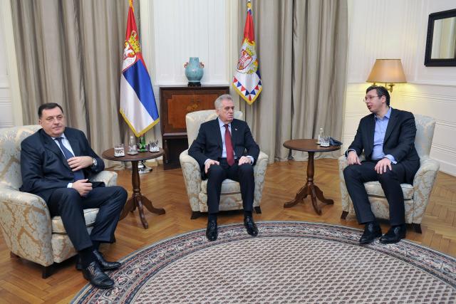 nikolic-vucic-i-dodik-zajedno-prate-prenos-iz-haga.jpg
