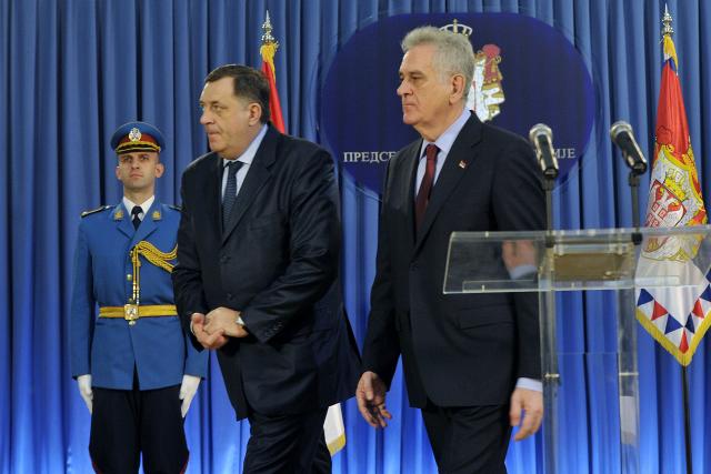 nikolic-vucic-i-dodik-zajedno-prate-prenos-iz-haga.jpg