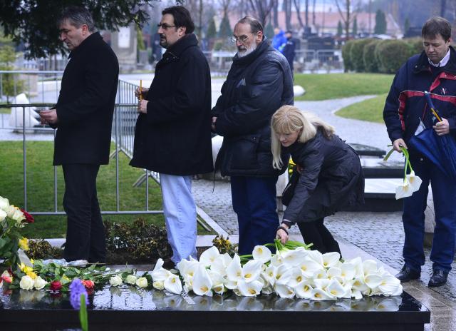 polaganje-cveca-na-grob-bivseg-premijera-zorana-djindjica.jpg