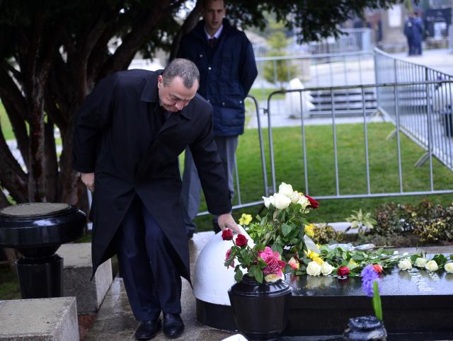 polaganje-cveca-na-grob-bivseg-premijera-zorana-djindjica.jpg
