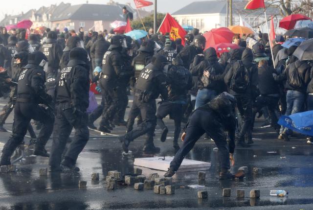 demonstracije-policija-okrsaj-evropska-banka-frankfurt.jpg