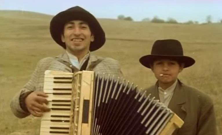 Kadrovi iz filma Ko to tamo peva