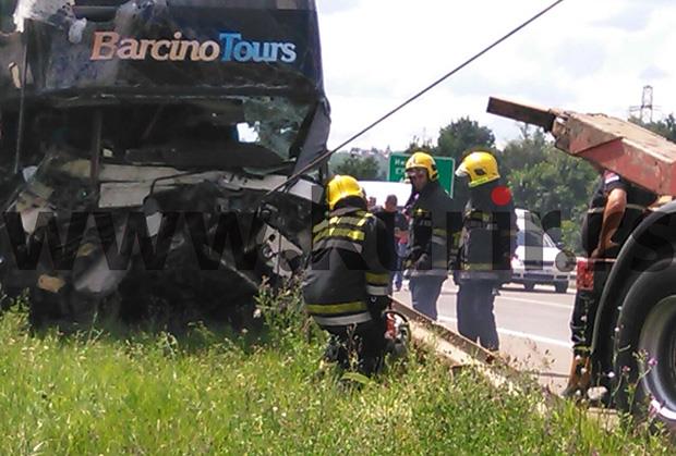 izvlacenje-autobusa-nesreca-bubanj-potok-beograd.jpg