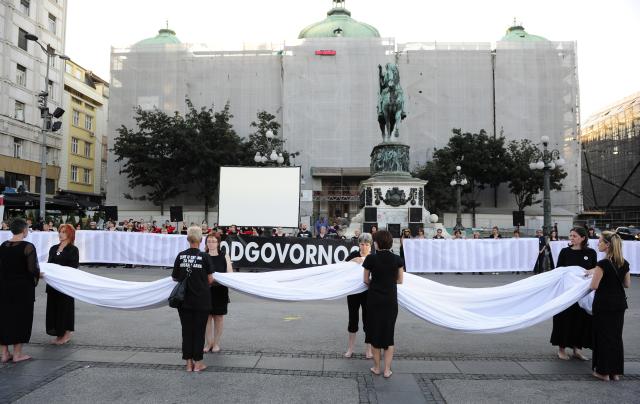 zene-u-crnom-srebrenica-beograd-trg-republike.jpg
