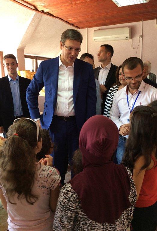 aleksandar-vucic-migranti-presevo-prihvatni-centar.jpg