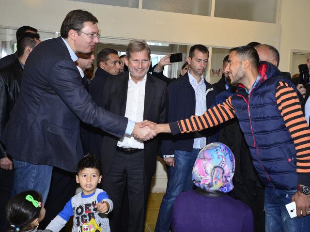 aleksandar-vucic-johanes-han-migranti-prihvatni-centar.jpg