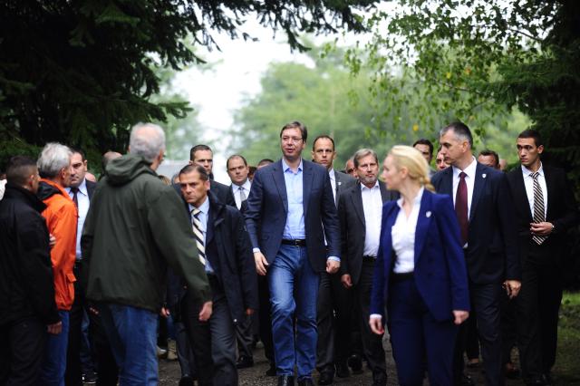 aleksandar-vucic-johanes-han-migranti-prihvatni-centar.jpg
