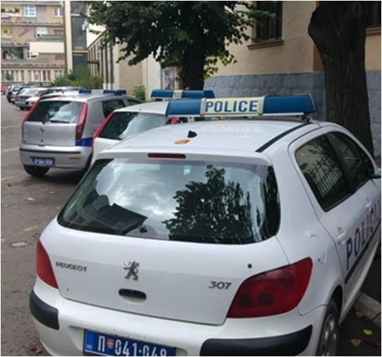 policijska-vozila-retrovizor-kidanje-pirot.jpg