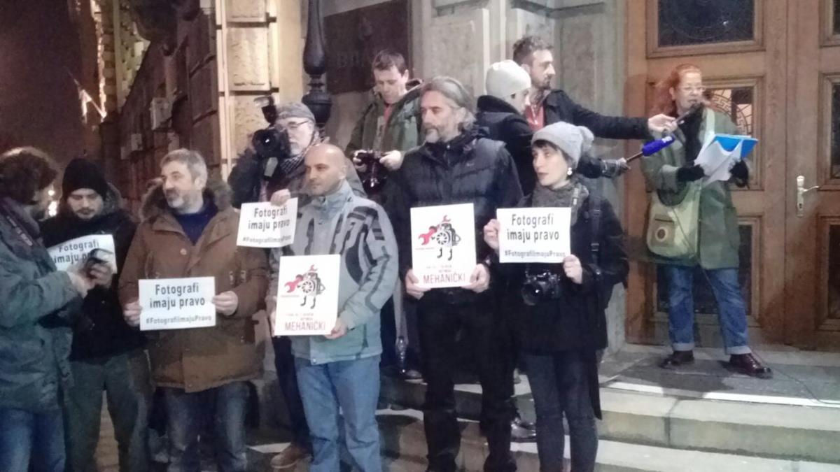 novinari-ne-klece-protest.jpg