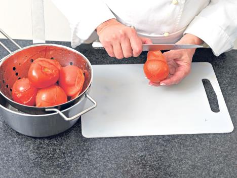 stockphotochefispeelingboiledtomatos33993649.jpg