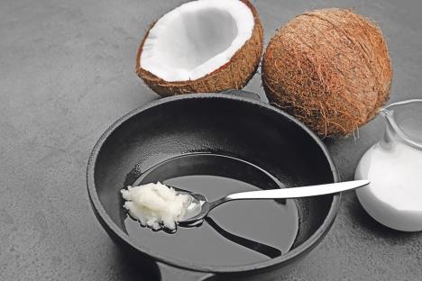 stockphotospoonwithcoconutoilonfryingpan610155968.jpg